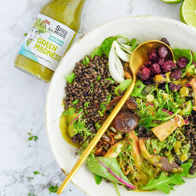 Vegane Linsenbowl mit gebratenen Pilzen, gemischtem Salat und Green Madness Kräuterdressing