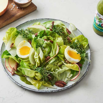 Kopfsalat mit Apfel, Ei und Green Madness Dressing für Salat