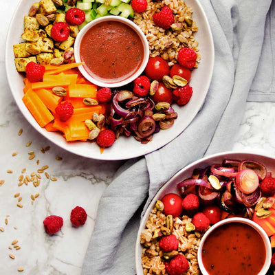 Dinkel kochen: Fruchtige Bowl mit gebratenem Tofu, Dinkel, Gemüse & Himbeerdressing Vulcano