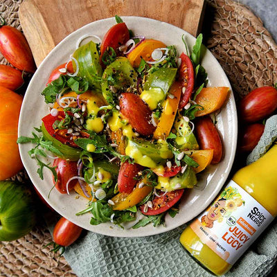 Tomatensalat mit bunten Tomaten, Zwiebeln, Rucola und Juicy Lucy Salatdressing
