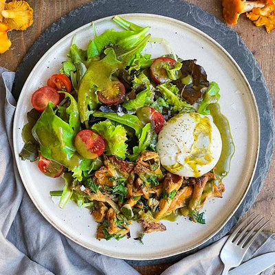 Pfifferlingsalat: Salat mit gebratenen Pfifferlingen, cremigem Burrata und Green Madness Dressing