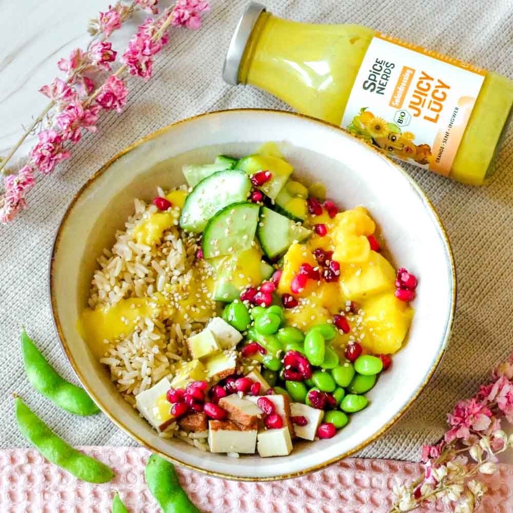 Vegane Poke Bowl mit Tofu, Mango, Edamame und Juicy Lucy Dressing