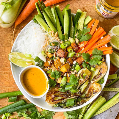 Asia-Bowl mit mariniertem Tofu, gebratenem Pak Choi und Thai Bao Sauce für Gemüse
