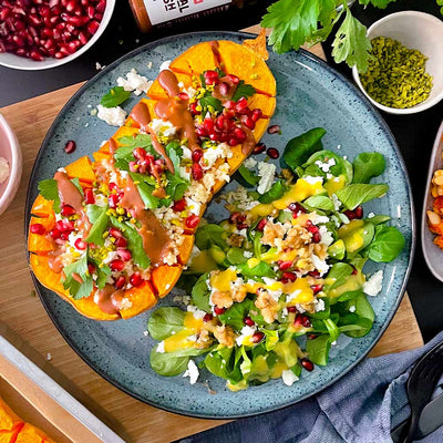Butternusskürbis Rezept: Gefüllter Kürbis mit Bulgur, Feta und Radical Radish Sauce