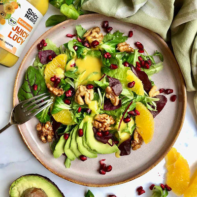 Fruchtiger Wintersalat mit Orangen, karamellisierten Walnüssen und Juicy Lucy Salatdressing