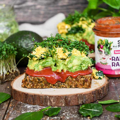 Avocado-Toast mit Spinat-Rührei, Radical Radish Sauce und frischer Kresse