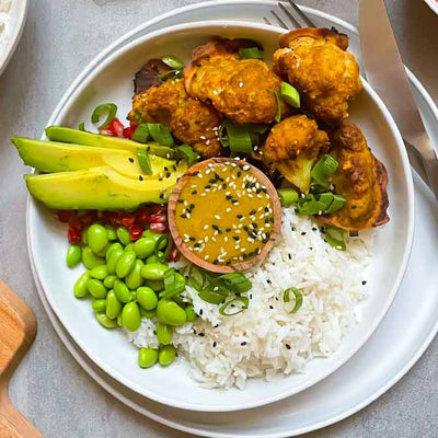 Vegane Blumenkohlwings mit Avocado, Granatapfel und Viva Aviv Sauce