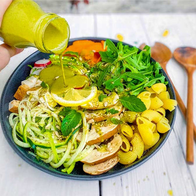 Bunte Salatbowl mit Räuchertofu, Linsennudeln und SpiceNerds Green Madness Salatdressing