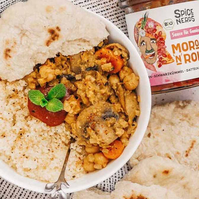 Vegane Couscous-Pfanne mit Pilzen, Kichererbsen und Moroc'n'Roll