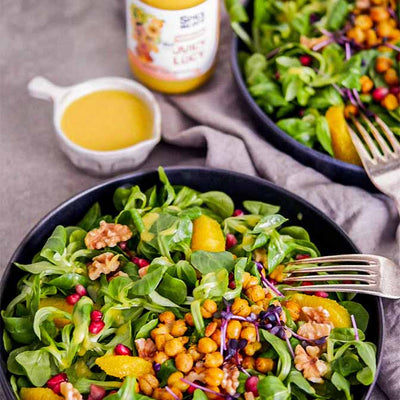 Veganer Feldsalat mit frischen Orangen, gebackenen Kichererbsen und Orangen-Senf-Salatdressing