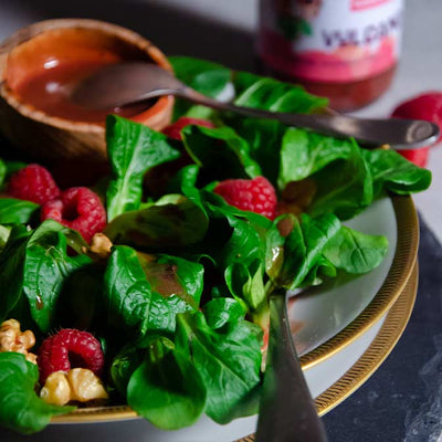 Wintersalat Rezept: Fruchtiger Feldsalat mit Himbeeren, Walnüssen und Vulcano Salatdressing
