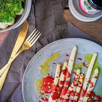 Gegarter Spargel mit Safranfäden, Mandelsplittern und Radical Radish Sauce für Gemüse
