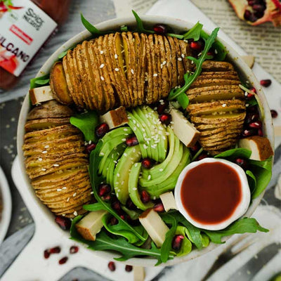 Hasselback-Kartoffeln auf Rucolasalat mit Avocado, Granatapfel und veganem Himbeerdressing Vulcano
