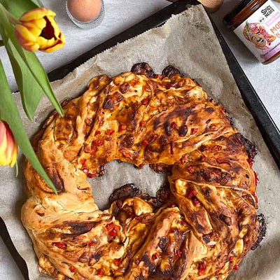 Herzhafter Osterkranz mit Paprika, Käse und Moroc'n'Roll Sauce