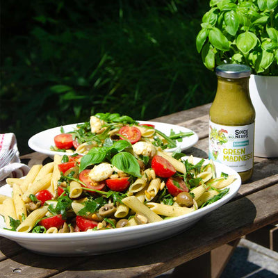 Italienischer Nudelsalat mit Oliven, Tomaten, Mozzarella und Green Madness Kräuterdressing