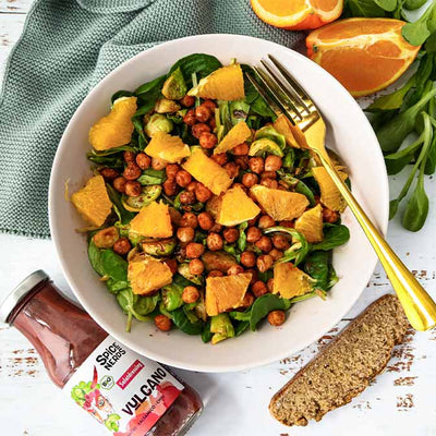 Veganer Feldsalat mit Rosenkohl, knusprigen Kichererbsen und Vulcano Salatdressing