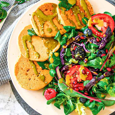 Vegane Kichererbsen-Pfannkuchen mit fruchtig-frischem Salat und Green Madness Dressing