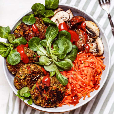 Selbstgemachte Linsenbratlinge mit Feldsalat und Radical Radish Sauce für Gemüse