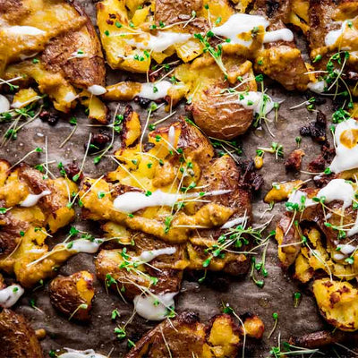 Knusprige Ofenkartoffeln mit veganer Aioli und würziger Sauce Viva Aviv
