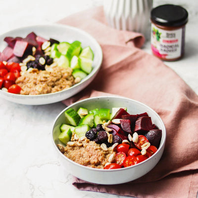 Vegane Quinoa-Bowl mit Rote Bete, Gurke, Tomaten und Radical Radish Sauce für Gemüse
