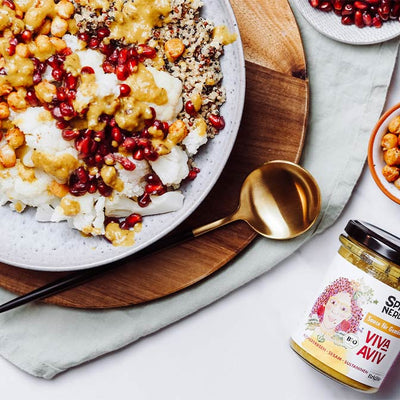 Vegane Quinoa-Bowl mit Blumenkohl, gerösteten Kichererbsen und Viva Aviv Sauce für Gemüse