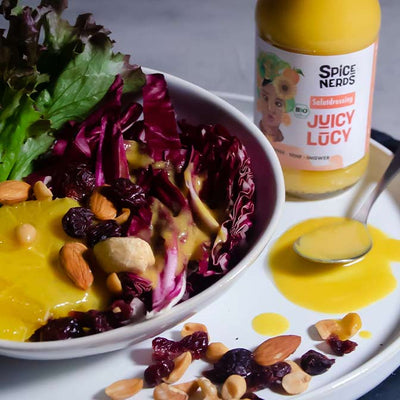 Radicchio-Salat mit frischen Orangen, Nüssen, Cranberries und Orangen-Senf Dressing Juicy Lucy