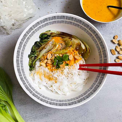 Reisnudelgericht: Gebratener Pak Choi mit Erdnüsse, Reisnudeln und asiatischer Sauce für Gemüse Thai