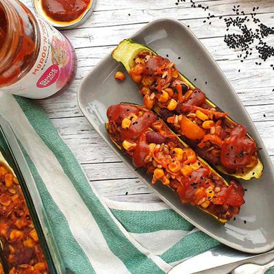 Rezept vegan - Gefüllte Zucchini mit Mais, Möhren und Moroc’n’Roll Sauce für Gemüse