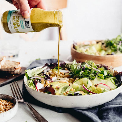 Salat Bowl mit Dinkelnudeln, Blattsalat, Avocado und Green Madness Kräuter-Salatdressing