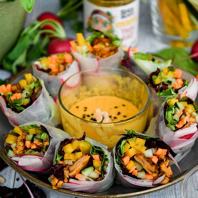 Sommerrollen Rezept mit veganem Hähnchen, frischem Gemüse und Thai-Bao-Erdnuss-Dip
