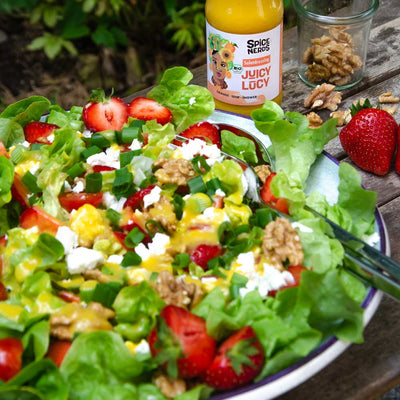 Sommersalat zum Grillen mit frischen Erdbeeren, cremigem Feta und Juicy Lucy Orangendressing