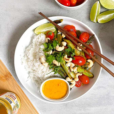 Asiatische Spargelpfanne mit Kirschtomaten, gerösteten Cashews und asiatischer Sauce Thai Bao