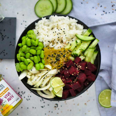 Vegane Sushi Bowl mit Klebreis, Edamame, Gurken und Viva Aviv Sauce für Gemüse