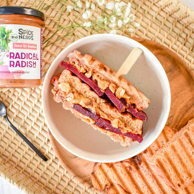 Veganes Sandwich mit selbstgemachtem Rote Bete Brot, Erdnüssen und Radical Radish Sauce