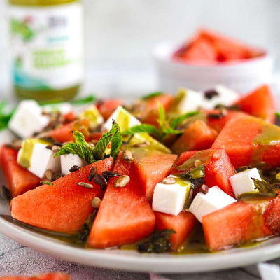 Wassermelonen-Feta-Salat mit frischer Minze, Sonnenblumenkernen und Green Madness Dressing