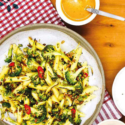 Einfach und schnell zubereitetes Rezept - Penne mit Brokkoli, Sonnenblumenkerne und Viva Aviv Gemüse