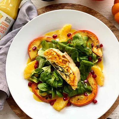 Selbstgemachter Kürbisstrudel auf frischem Feldsalat mit Orange-Senf-Salatdressing Juicy Lucy