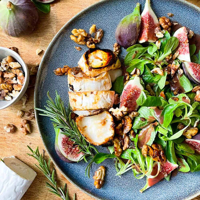 Salat mit Ziegenkäse: Karamellisierter Ziegenkäse mit frischen Feigen und Himbeerdressing Vulcano