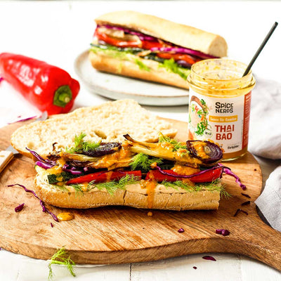 Veggie Bánh mì mit Grillgemüse, Hummus und asiatischer Thai Bao Sauce für Gemüse