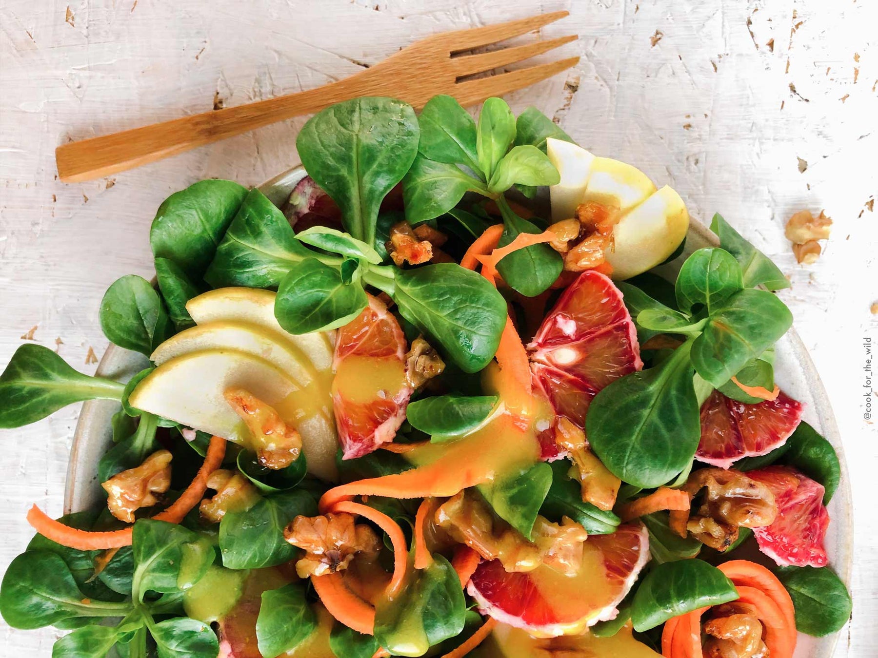Tropischer Salat mit Juicy Lucy Salatdressing